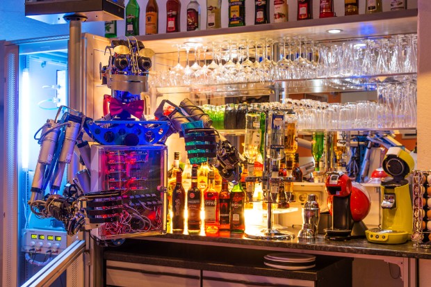einer von tausenden praktischen Anwendungen für humanoide Roboter .... der Barkeeper